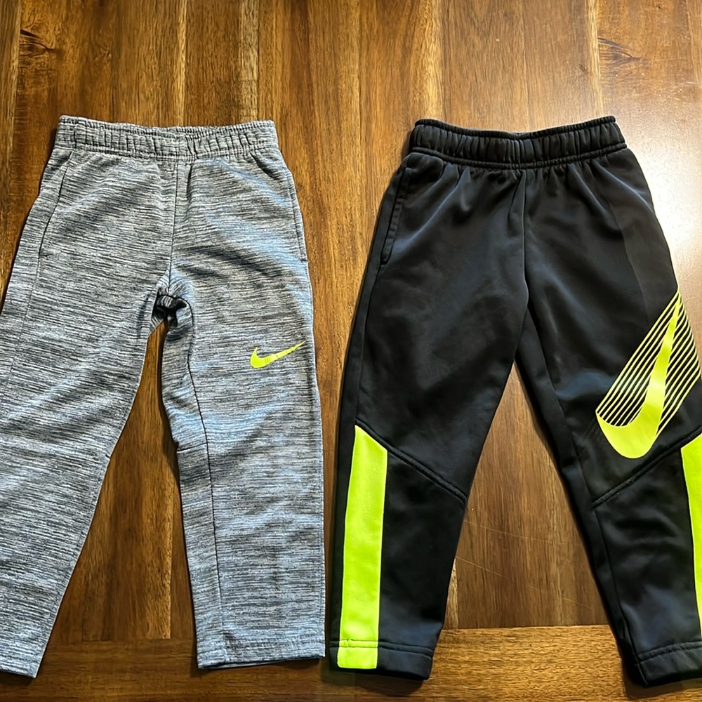 (4 XS) Boys Nike Joggers. (Like new)